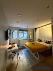 Kastay Cozy New Cross Studio, 1 Min to Trains - Image 1