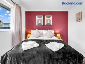 Mallory House 2BR 10 Minutes from Alton Towers with Parking - Image 2
