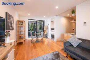 Modern 1 Bedroom Apartment in Brunswick East near CBD - Image 2