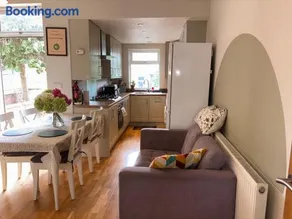 Central Derby pride park 4 bedrooms 7 beds -Spacious contractors large group -Cul de Sac EasyFREE PARKING - Image 3