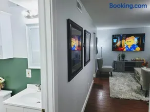 Nice house with private parking, king bed fenced yard - Image 3