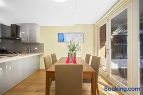 Family 3BR 2-level Home at Central Chatswood - Image 2