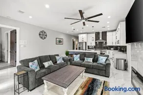 Stunning 4BR Home Near the Bay! - Image 2