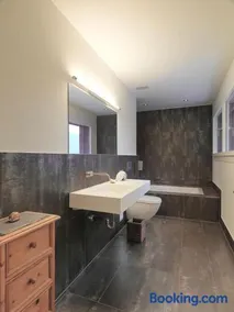 Stunning 4BDR Villa- Private Sauna & Lake View - Image 4