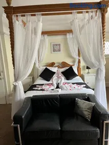 The Crown Bar & Guesthouse - Image 2