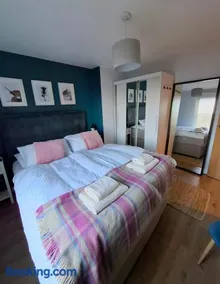 Cosy guest room in a family home with private bathroom and free parking - Image 2