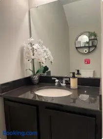 Blissful Townhouse Retreat - Image 3
