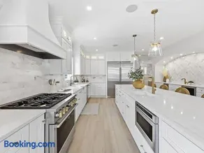 PURE LUXE Beach Block 5br Mansion - Image 4