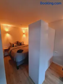 Studio Baarn with patio, airco, pantry, bedroom, bathroom, privacy - Amsterdam, Utrecht - Image 3