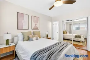 Prime Manhattan Beach 2BR Walk to Beach with Parking - Image 1