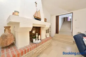 Beachfront Skoblar Holiday Home with Seaview - Image 1