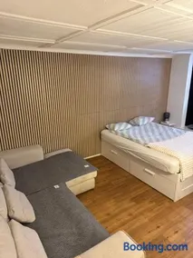 Cozy City Center, 4 Bedroom, New Kitchen, 120sq, 5min walk to Main Station - Image 1
