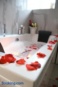 Lemon & Jacuzzi - Image 1