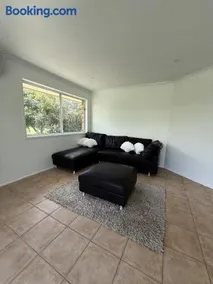 Coastal Stay Pet Friendly Home Near the Beach - Image 3