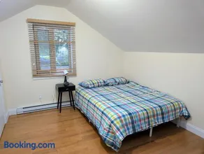 Private Room in Guest House, Near the New Oakridge Mall & Transit - Near Langara 49th Station - Image 2