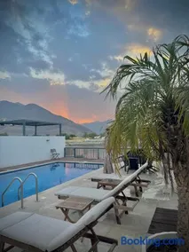Al Dana Palma Villa - Luxury 4-bedroom villa with Heated Pool & Mountain Sea View - Image 3