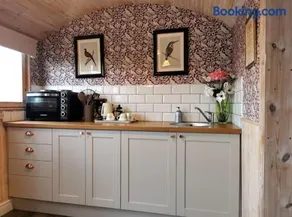 Shepherd's Hut at Cefn Tilla Court - Image 4