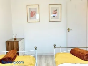 KH-Entire House -Central Scotland, Self-Check-in , Pet-friendly and with Parking - Image 3
