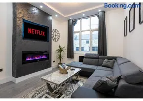 BOLTON CITY CENTRE LIVING- FREE PARKING, NETFLIX - Image 2