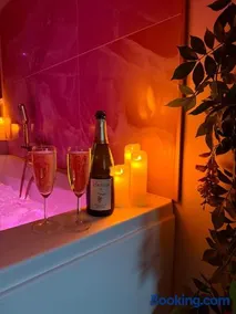 Suite romantique Bridgerton, double balnéo et lit King Size - Image 3