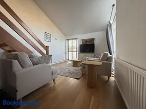 Spacious 4-Bed Home in Ascot - Image 2