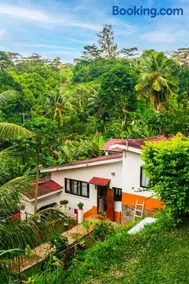 Charming house in Victoria with mountain view - Image 1
