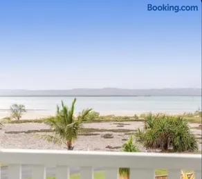 Quiet Waterfront Retreat - Fishing & Coastal Getaway, K'Gari Views - Image 1