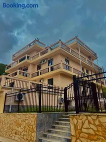 Khidikari Hotel - Image 1