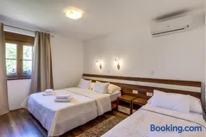 Golden Lakes Rooms - Image 3