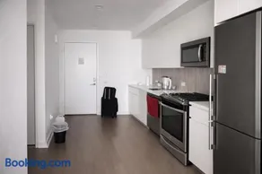 Elegant Long Island City Studio with Skyline Views - Image 5