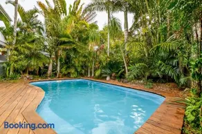 Coastal Vacation Home Ideal for Large Groups - Image 2
