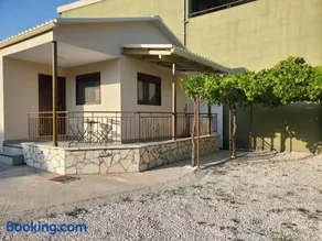 Backyard Apartment - Image 3