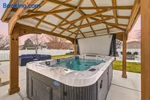 Mega Hot Tub - Fire Pit - Play Room - Sleeps 12 - Image 1