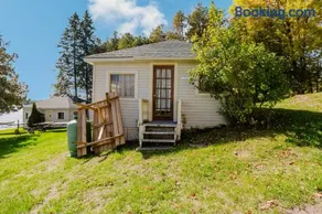 Charming Lakeview Family Resort in Katchwanooka with Private BBQ and firepit - Image 1