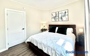 Modern Deluxe Kitchen, King Bed, Laundry, DT Renton close to Valley Med & SeaTac - Image 5