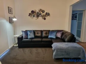 Gwen's Cottage on King - Image 1