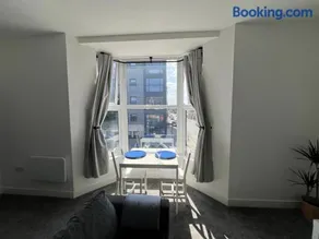 Stylish 1-Bed Flat Central Cardiff Bay View - Image 4
