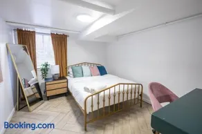 Retro 2 bedroom basement APT with free parking - Image 2