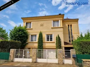 Maison Largesse, 2 bed apartment & 5 minute walk to central Sarlat, parking & garden - Image 1