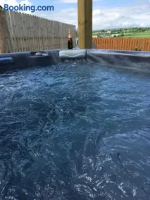 Roe Valley Cottage - LA Spa Hot Tub - Image 3
