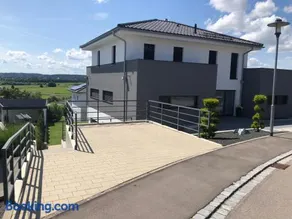 Moderne Ferienwohnung mit Terrasse und Garten - Image 1