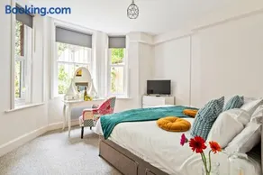 The Sant Bank, central, contractors friendly, 1 bed, sleep up to 4, modern, near beach - Image 3