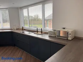 No 1 Chestnut Grove - Image 2
