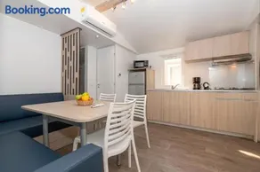 Bungalow confortable à Nans-les-Pins avec piscine partagée - Image 1