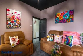 Amen 4 Bedroom Garden Street Parking 2 Bathroom - Perfect for Contractors, Groups - Image 3