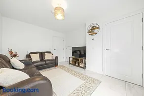 Fern Walk Spacious 3 Bedroom House - Dalkeith - Image 3