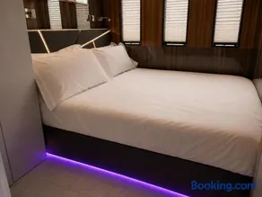 NEON Bigigio House Boat - Image 4