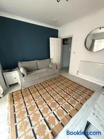 Queen Anne Court-FREE PARKING By Prescott Apartments - Image 2