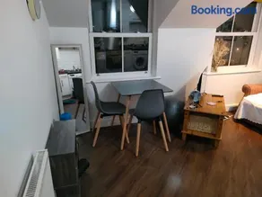 Cosy flat in central Wellington - Image 3