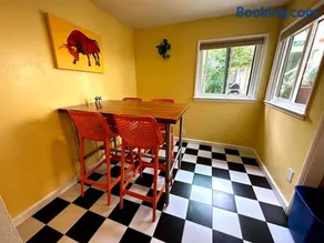 Couples Cottage l Steps to Downtown - Image 2